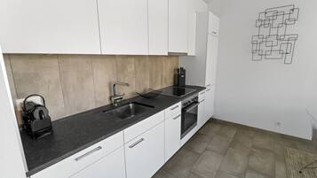 冷蔵庫、電子レンジ、オーブン、コンロ