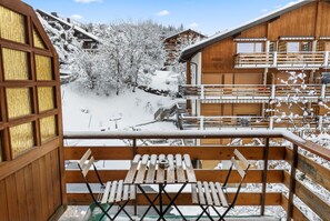 Outdoor dining - Charming studio with free parking (Leytron)