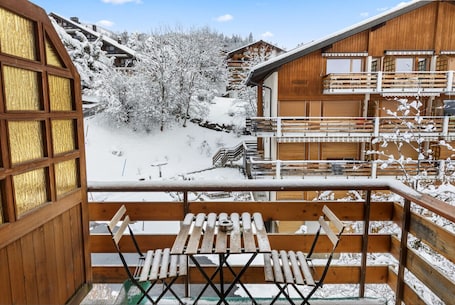 Outdoor dining. Charming studio with free parking