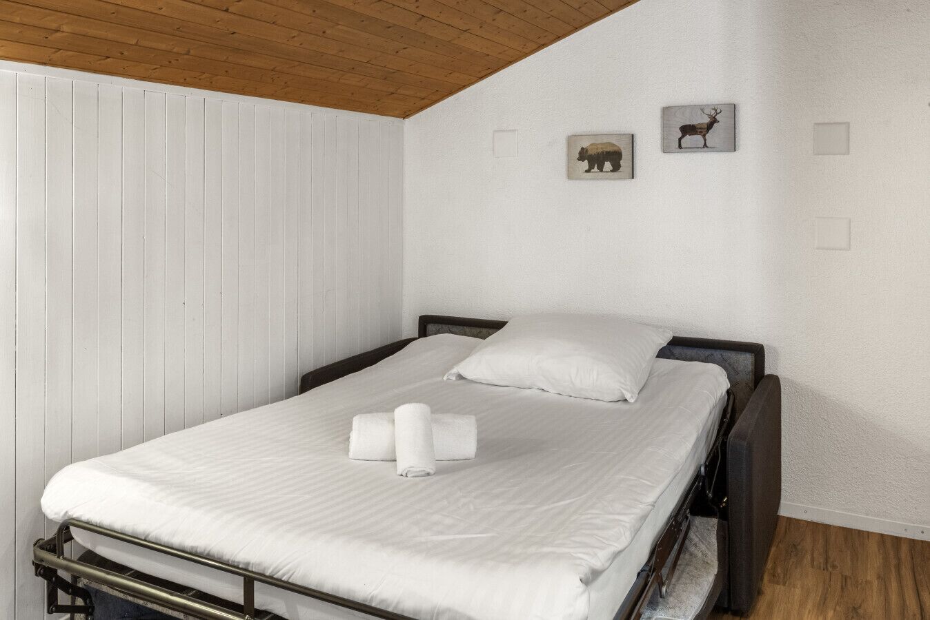 1 chambre, fer et planche à repasser, lit de bébé portatif
