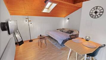 Iron/ironing board, travel crib, free WiFi, bed sheets