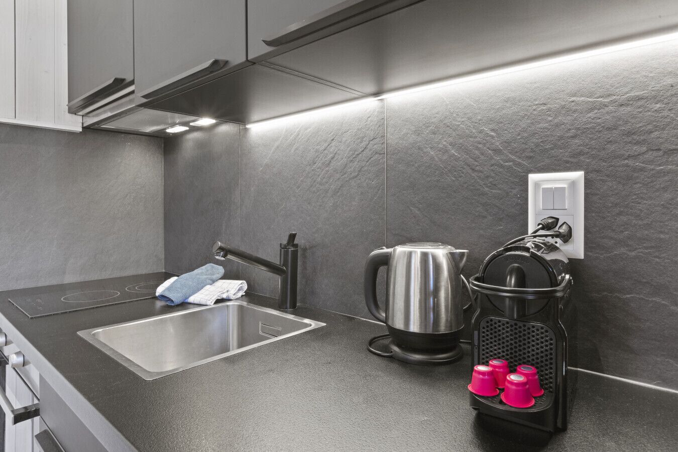 Kühlschrank, Ofen, Herdplatte, Wasserkocher mit Kaffee-/Teezubehör