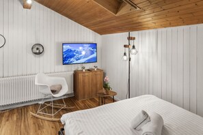 1 bedroom, iron/ironing board, travel cot, free WiFi - Charming studio with free parking (Leytron)