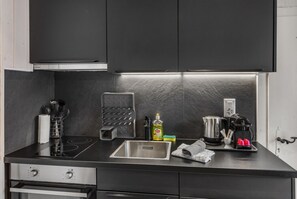 Frigorifero, forno, piano cottura, macchina per tè/caffè