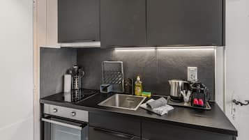 Frigorífico, horno, placa de cocina y cafetera o tetera