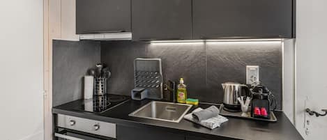Fridge, oven, stovetop, coffee/tea maker