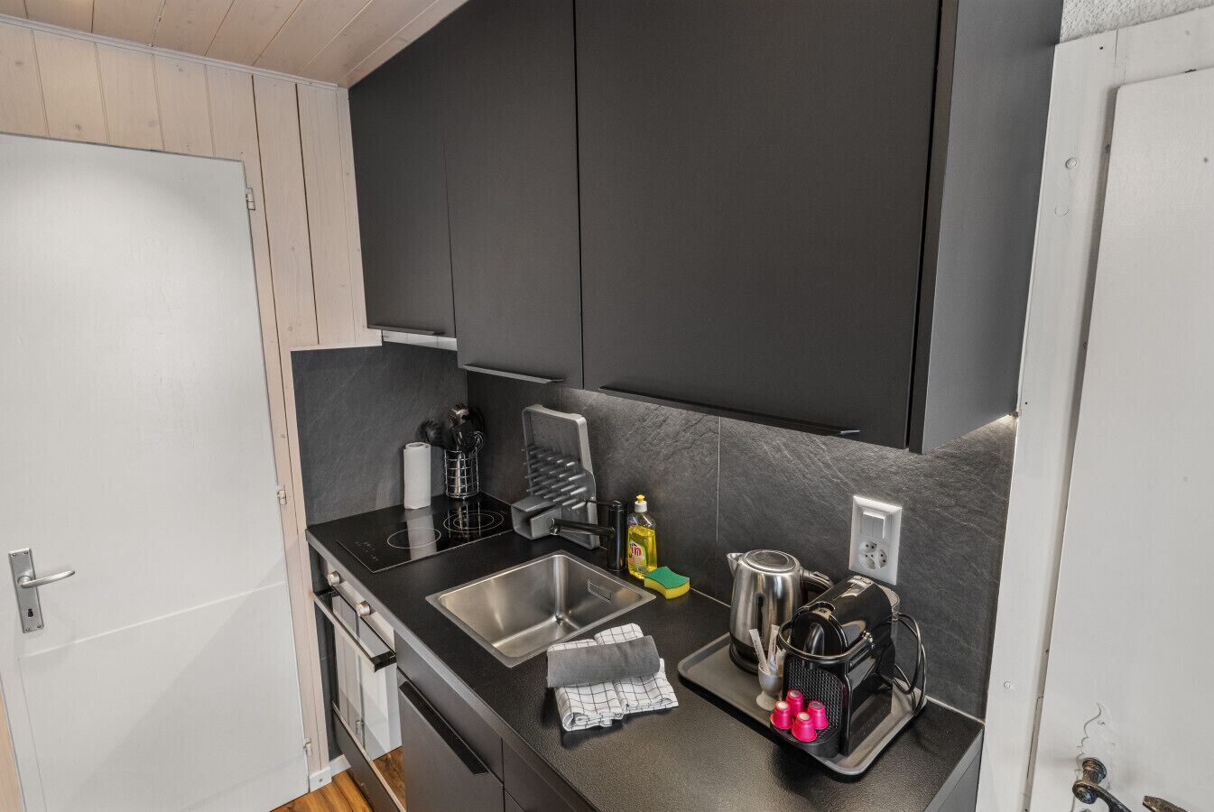 Fridge, oven, stovetop, coffee/tea maker