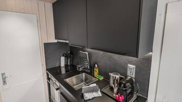 Fridge, oven, stovetop, coffee/tea maker
