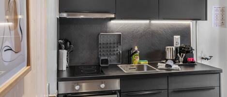 Fridge, oven, stovetop, coffee/tea maker