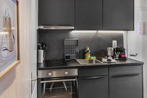 Kühlschrank, Ofen, Herdplatte, Wasserkocher mit Kaffee-/Teezubehör