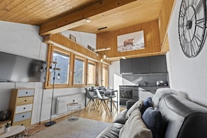 A modern interior with a dining area, kitchen, and living space. - Superb studio with magnificent view (Leytron)