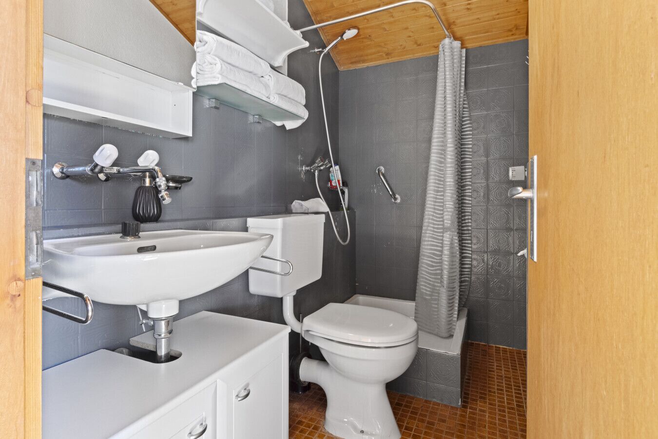 Secador de cabelo, toalhas de banho