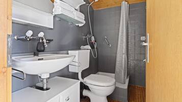 Secador de cabelo, toalhas de banho