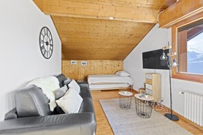 Desk, iron/ironing board, free WiFi, bed sheets - Superb studio with magnificent view (Leytron)