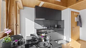 Horno, placa de cocina, cafetera/tetera, tostadora