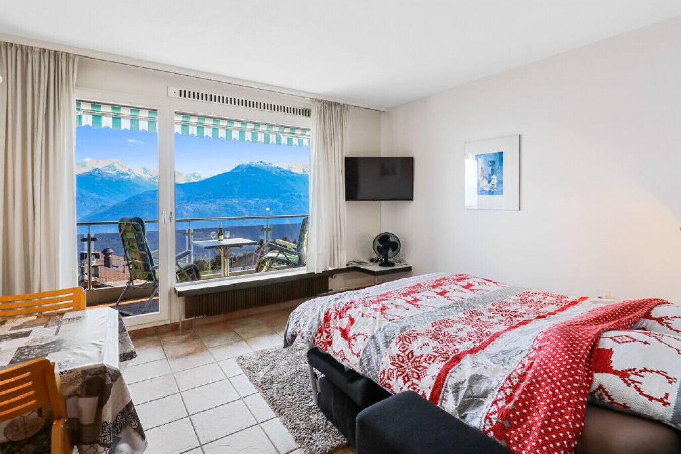 1 dormitorio, escritorio, tabla de planchar con plancha y cuna de viaje