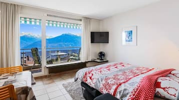 1 dormitorio, escritorio, tabla de planchar con plancha y cuna de viaje