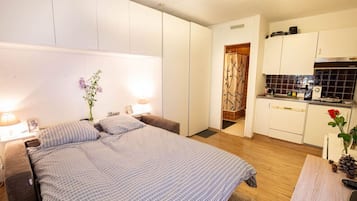 Tabla de planchar con plancha, cuna de viaje, wifi gratis y ropa de cama