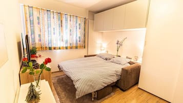 Tabla de planchar con plancha, cuna de viaje, wifi gratis y ropa de cama