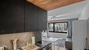 Réfrigérateur, four, plaque de cuisson, cafetiÚre/bouilloire