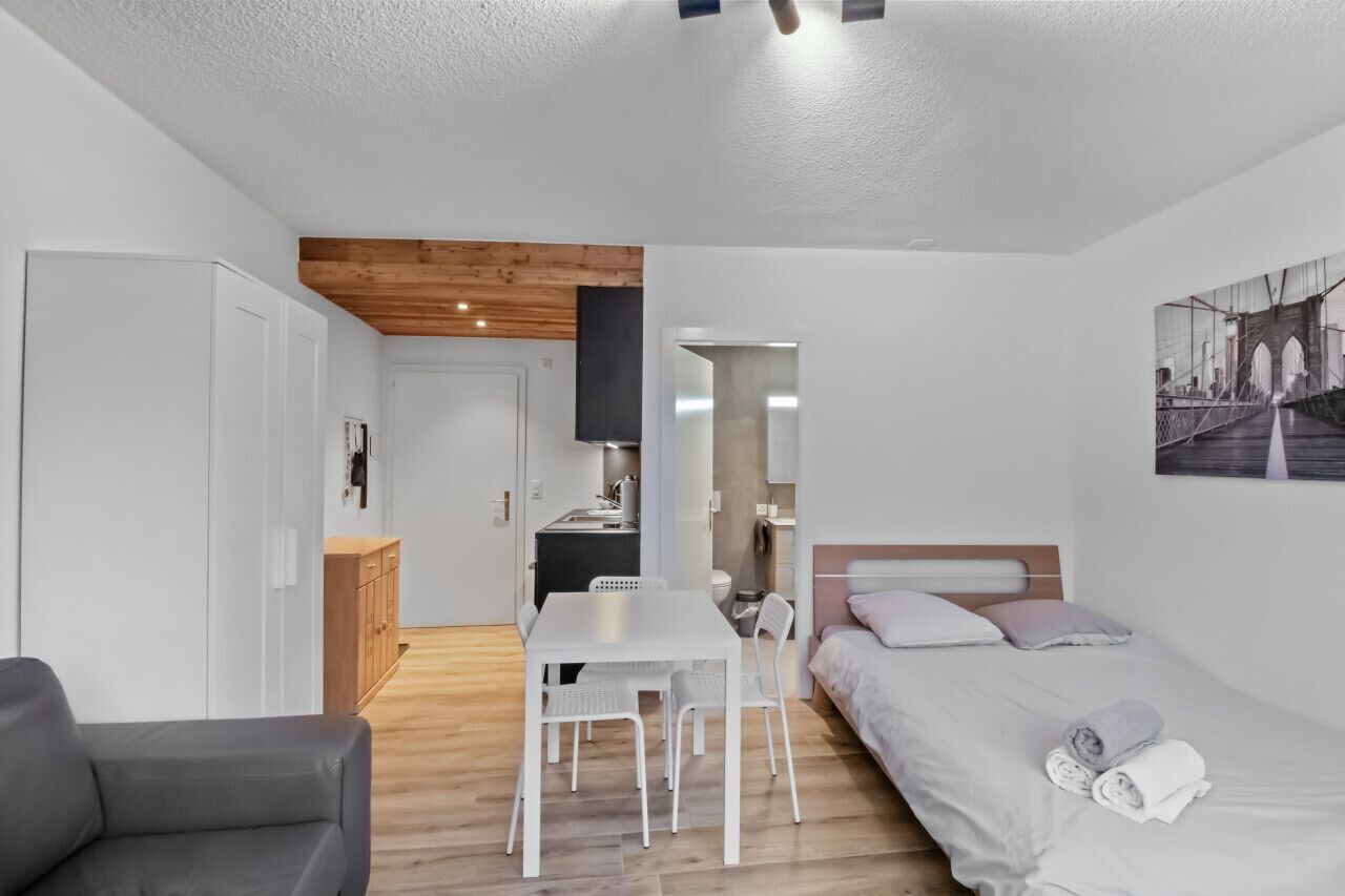 Schreibtisch, Bügeleisen/Bügelbrett, Reisekinderbett, kostenloses WLAN