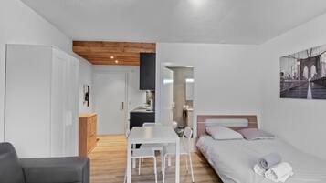 Schreibtisch, Bügeleisen/Bügelbrett, Reisekinderbett, kostenloses WLAN