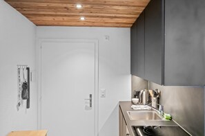 Kühlschrank, Ofen, Herdplatte, Wasserkocher mit Kaffee-/Teezubehör