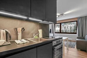 Réfrigérateur, un four, surface de cuisson, cafetière-théière