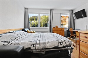 Bureau, fer et planche à repasser, lit parapluie, Wi-Fi gratuit