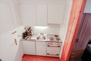 Kühlschrank, Ofen, Herdplatte, Wasserkocher mit Kaffee-/Teezubehör