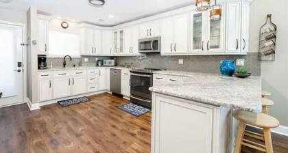 Lakefront Penthouse Fully Upgraded Panoramic Views Boat Slip Indoor Outdoor Pool