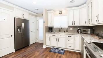 Coffee/tea maker, fridge, microwave, oven
