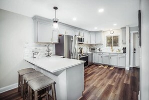 Fridge, microwave, oven, stovetop - High End Lake Luxury On 2 Floors Boat Slip (Wisconsin Dells)