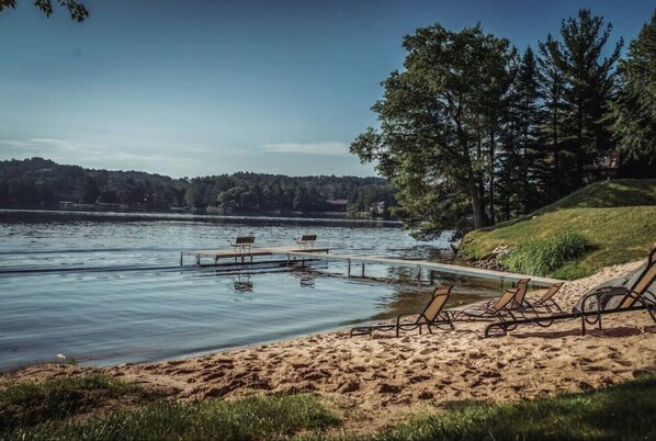 Beach nearby - High End Lake Luxury On 2 Floors Boat Slip (Wisconsin Dells)