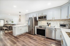 Fridge, microwave, oven, stovetop - High End Lake Luxury On 2 Floors Boat Slip (Wisconsin Dells)