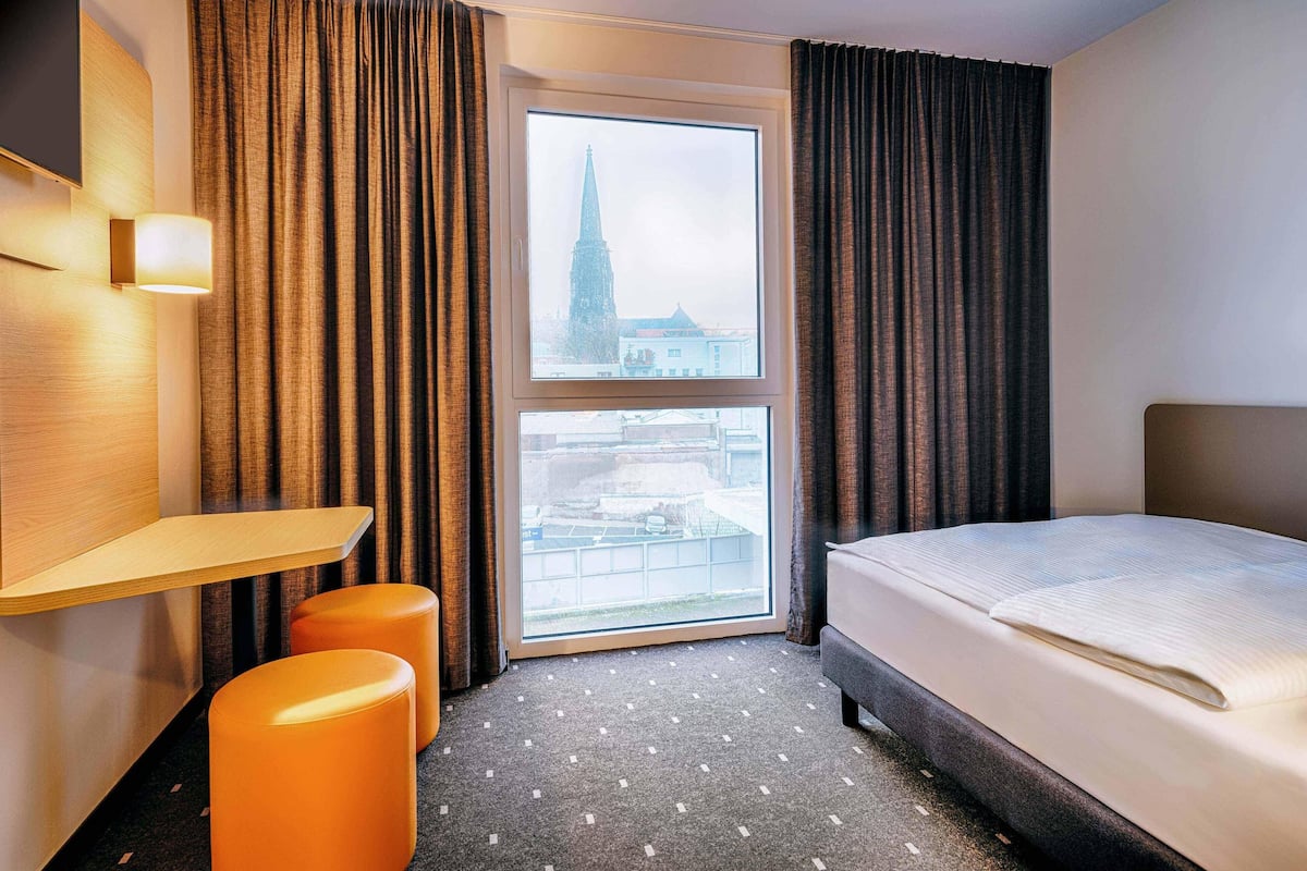 Single Room | Desk, soundproofing, free WiFi, bed sheets