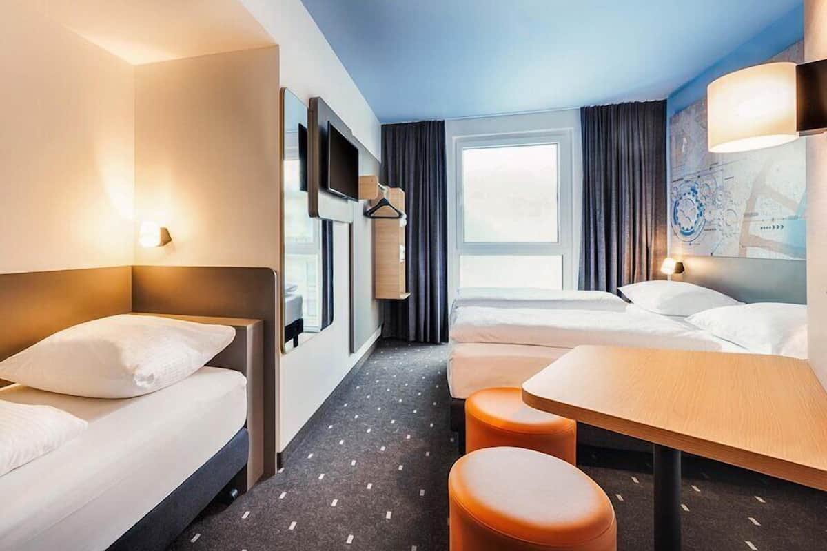 Triple Room | Desk, soundproofing, free WiFi, bed sheets