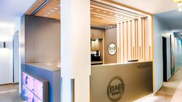 Regadera, secadora de cabello, toallas, jabón