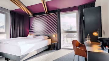 Escritorio, sistema de insonorización, wifi gratis y ropa de cama