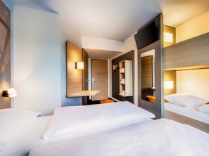 Family Room | Desk, soundproofing, free WiFi, bed sheets