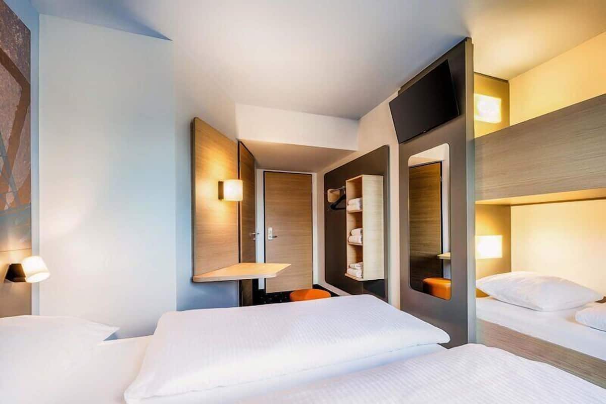 Family Room | Desk, soundproofing, free WiFi, bed sheets