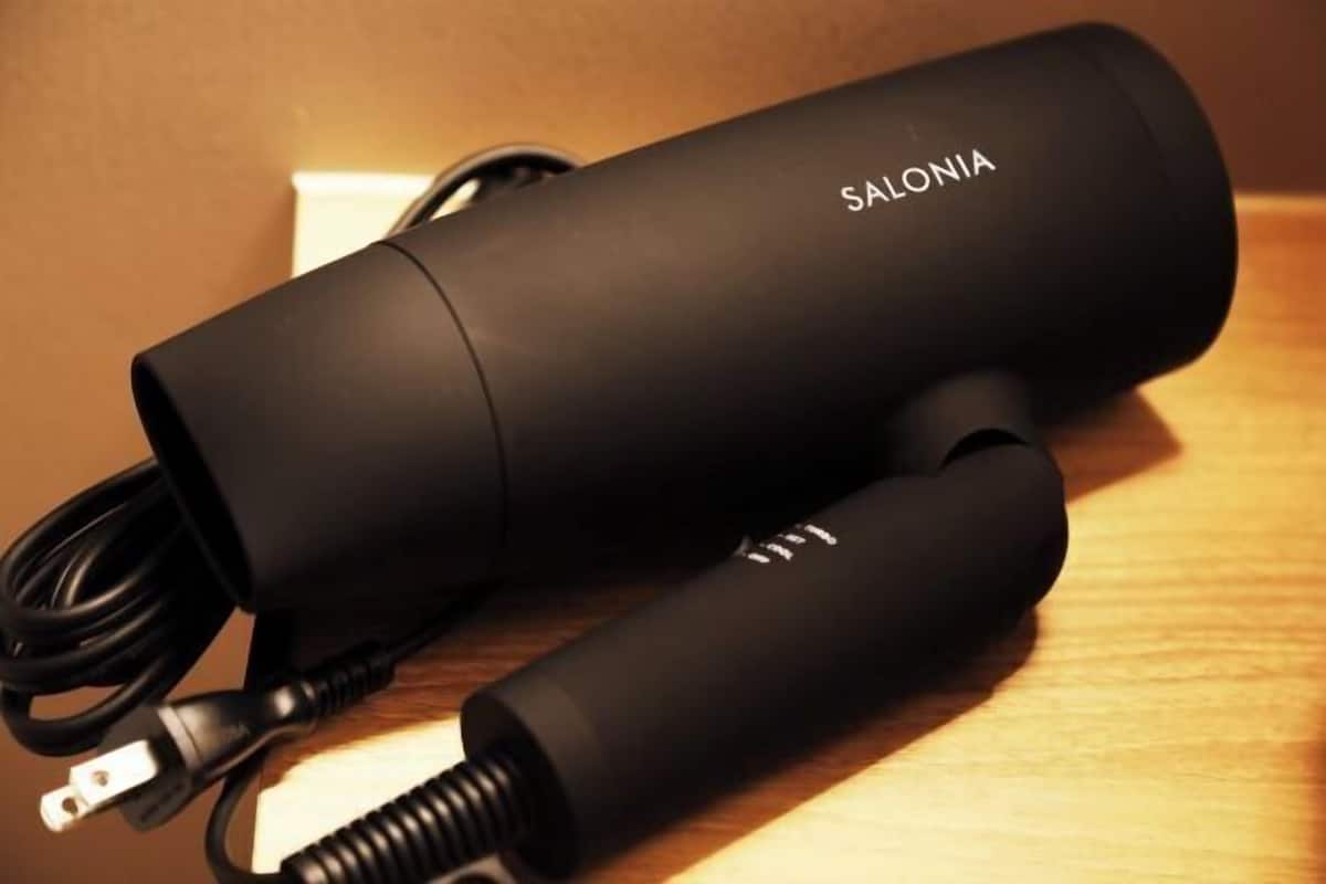 Bathroom amenities | Combined shower/tub, free toiletries, hair dryer, slippers