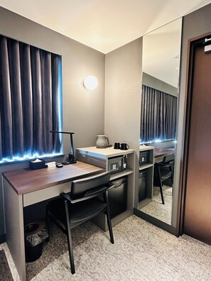 Superior Twin Room, Multiple Beds | In-room safe, desk, free WiFi, bed sheets - LOF HOTEL Shimbashi (Tokyo)