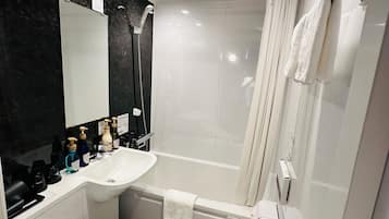 Superior-Zweibettzimmer, Mehrere Betten | Badezimmer | Duschwanne, kostenlose Toilettenartikel, Haartrockner, Hausschuhe