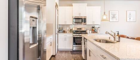 Een koelkast, een microgolfoven, een oven, een kookplaat