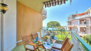 Standard-Apartment, Mehrere Schlafzimmer, 2 Bäder (Casa Emma With Sea Glimpse) | Speisen im Freien