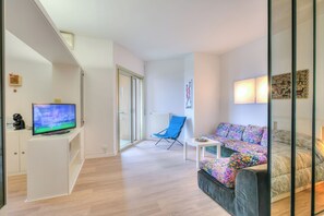 Departamento estándar, 1 habitación, 2 baños (Casa Emma With Sea Glimpse) | Área de sala de estar | Televisión de 21 pulgadas con canales por cable