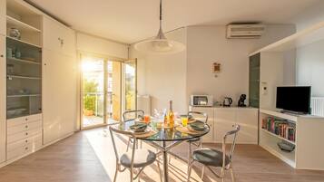Appartamento Standard, camere multiple, 2 bagni (Casa Emma With Sea Glimpse) | Ristoranti