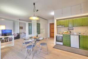 Lägenhet Standard - 1 sovrum - 2 badrum (Casa Emma With Sea Glimpse) | Eget kök | Kylskåp, mikrovågsugn, spishäll och kaffe- och tebryggare