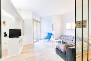 Standardlejlighed - 1 soveværelse - 2 badeværelser (Casa Emma With Sea Glimpse Terrace) | Opholdsområde | Tv